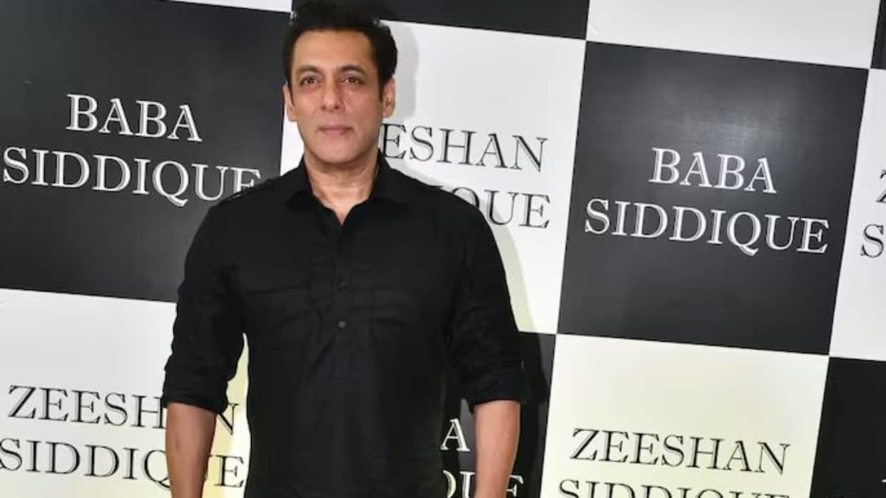 Baba Siddique Iftar Party kisi ka bhai kisi ki jaan Actor Salman Khan looks dashing in Pathani see pics here