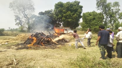 Shahjahanpur accident victims dead bodies were cremated in Sunaura village