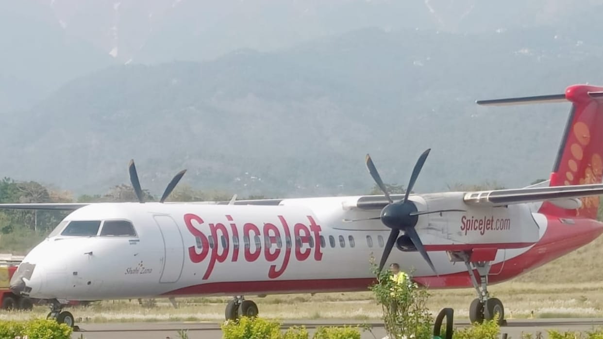 Delhi To Gaggal SpiceJet flight hit by bird safe landing at airport
