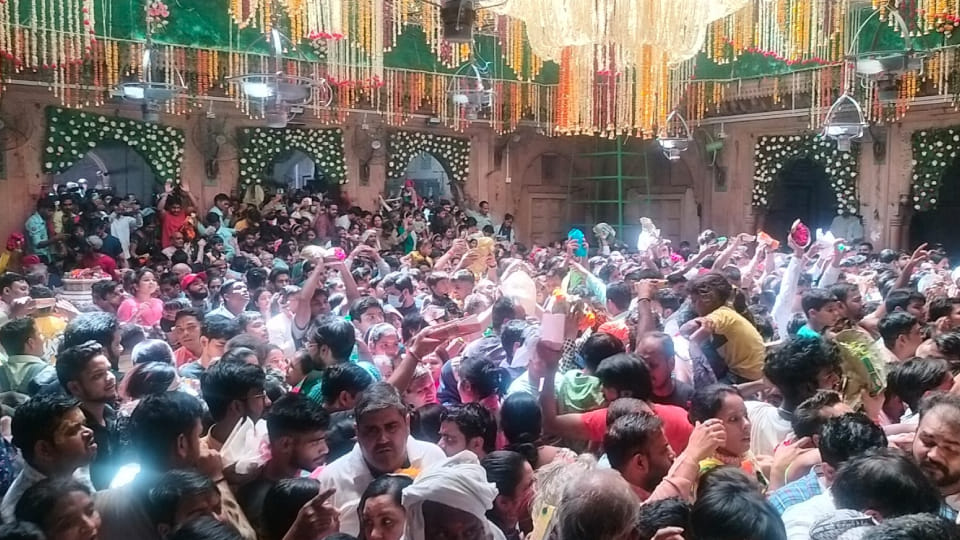 Thousands of devotees thronged to visit Thakur Banke Bihari Lal on Ekadashi in Mathura