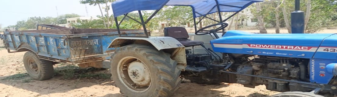 Umaria News: The trolley standing in front of the house was attached to the tractor and taken away, the police
