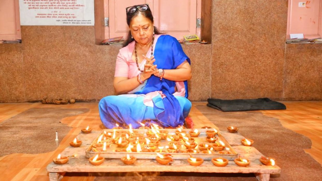 Vasundhara Raje lit 80 lamps of justice in Chandpol Hanuman temple