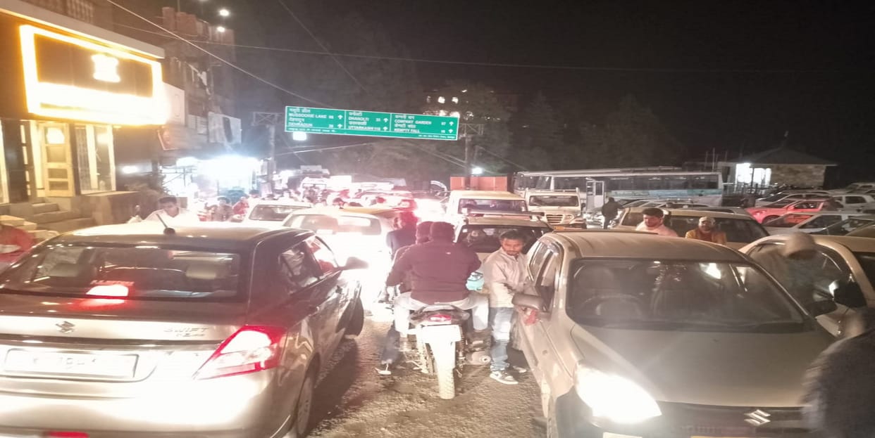 Weekend Crowd of tourists gathered in Mussoorie on weekend there was a jam 70 percent hotels were packed