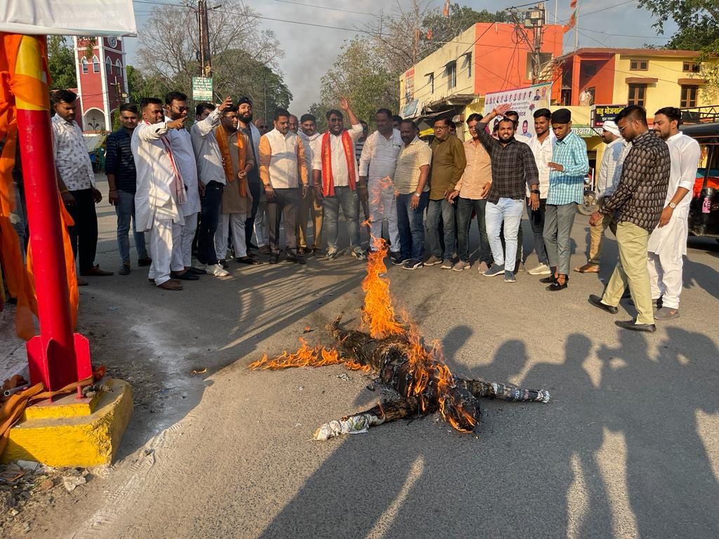 Bhopal News: Yuva Morcha burnt effigies of Congress leader Govind Singh across the state