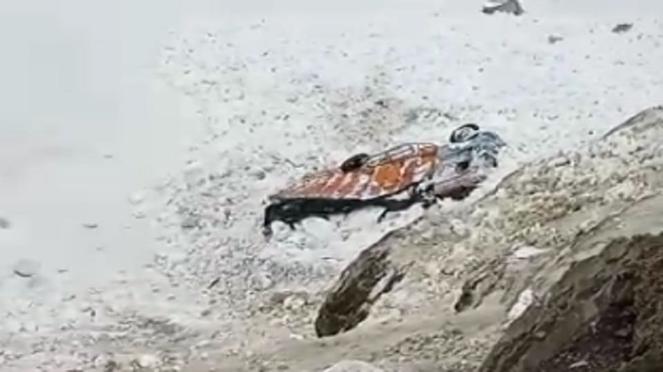 Many vehicles got buried due to heavy avalanche in Zojila, rescue started from BRO