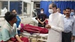 महाराष्ट्र भूषण कार्यक्रम में गर्मी से बीमार होने वालों से अस्पताल जाकर मिले उद्धव ठाकरे।
