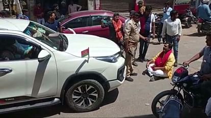 Firozabad Nikay Chunav clash for ticket distribution in SP worker lying in front of the MLA car