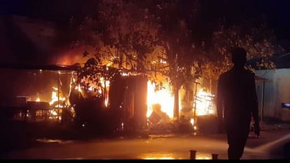 Goods worth lakhs burnt to ashes due to fire in scrap warehouse in Agra