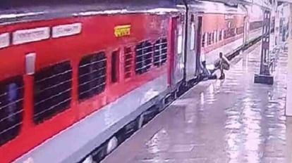 मसीहा बना आरपीएफ जवान: सामान लेकर ट्रेन में चढ़ रहे यात्री का फिसला पैर, कांस्टेबल ने बचाई जान, CCTV में कैद RPF constable saved passenger's life, incident captured in CCTV
