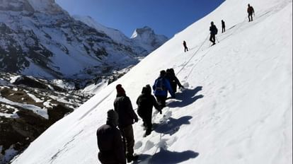 Kedartal Trek: भारी बर्फबारी ने रोके महाराष्ट्र के ट्रैकरों के कदम, महज 200 मीटर दूर से लौटना पड़ा वापस Uttarkashi: Trekkers return from just 200 meters away from kedartal trek due to Heavy snowfall
