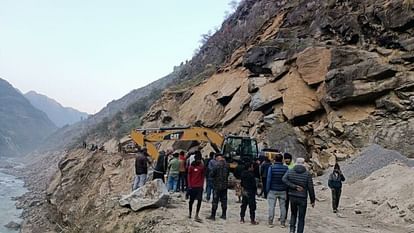Pithoragarh: Rock Collapse in Dobar More than 500 people stuck hungry and thirsty during returning from Gunji