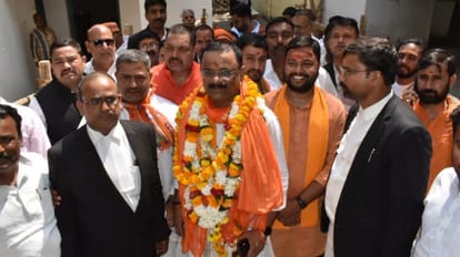 UP Nikay Chunav: वाराणसी में BJP के अशोक, सपा के ओमप्रकाश समेत 8 उम्मीदवारों ने भरा मेयर पद का पर्चा UP Nikay Chunav 2023 bjp and samajwadi party filed nomination for mayor post in varanasi