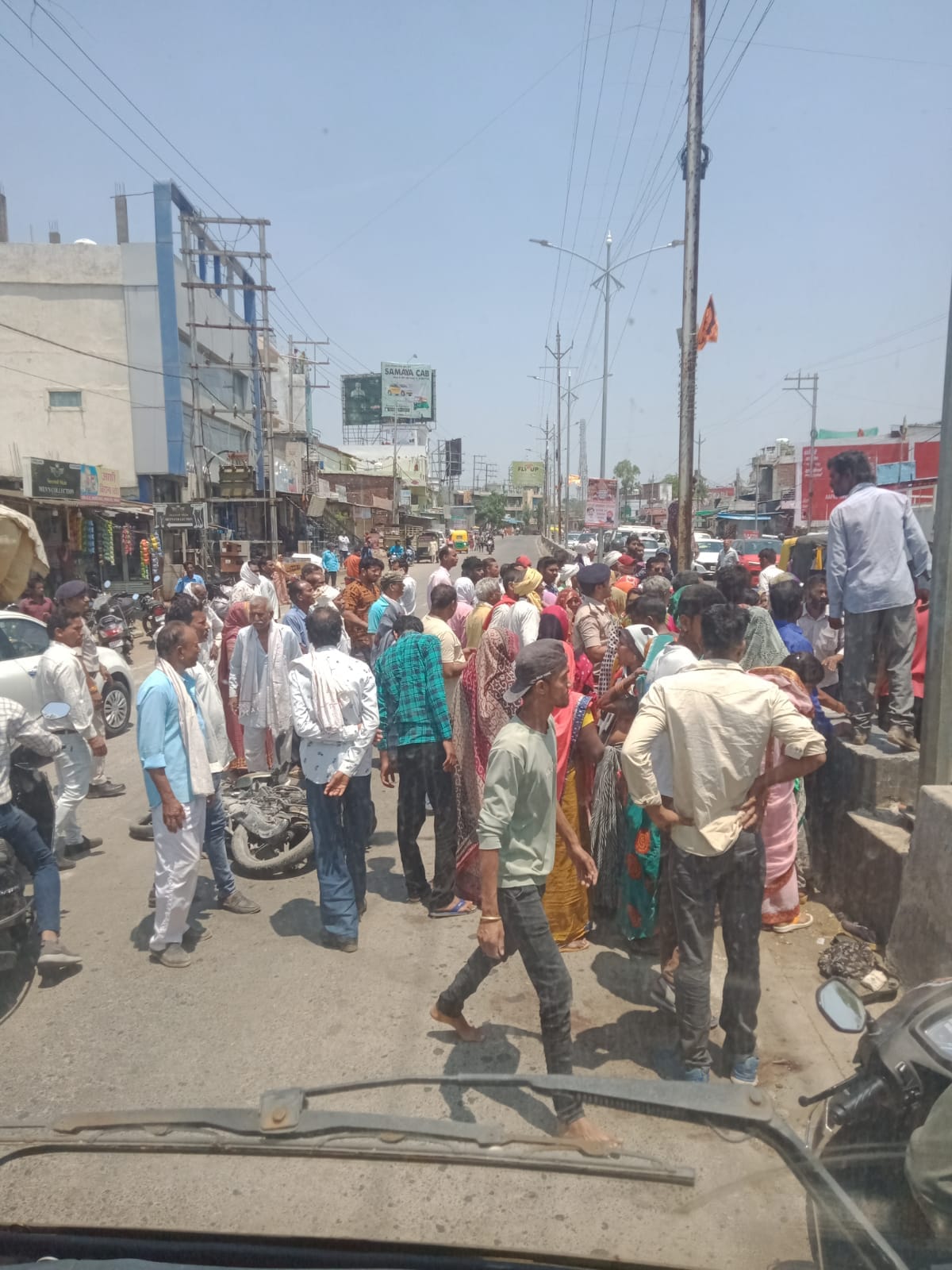 Big accident in Bhopal, dumper crushed brother-in-law and sister-in-law, stopped the dumper after chasing km