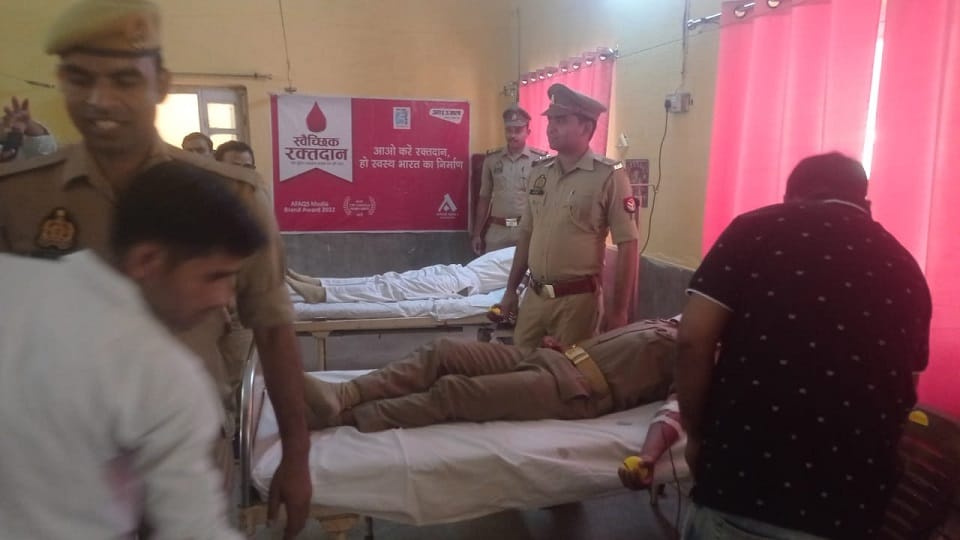 PAC jawans donated blood in the camp of Amar Ujala Foundation in Bareilly