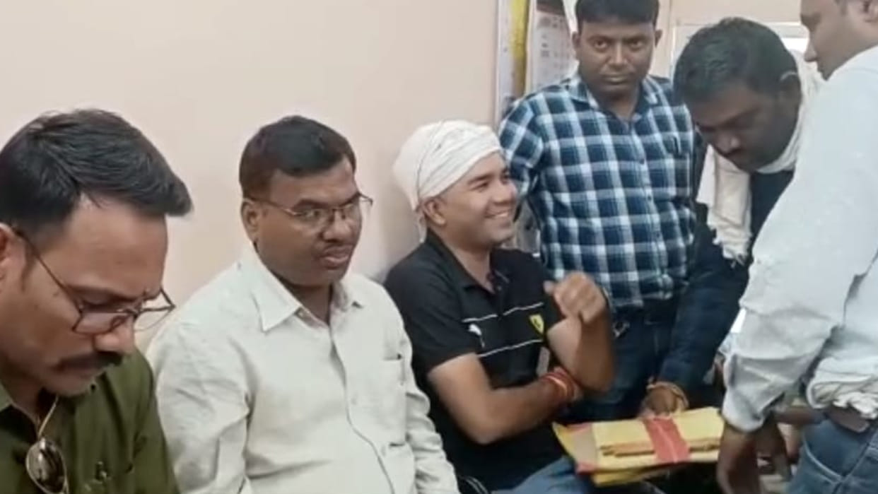 Chhindwara: Babu of registrar's office arrested for taking bribe of ten thousand
