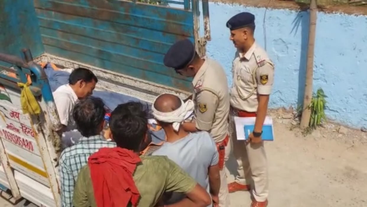 High speed unknown vehicle crushed two girl students in Begusarai, one died, treatment of other continues