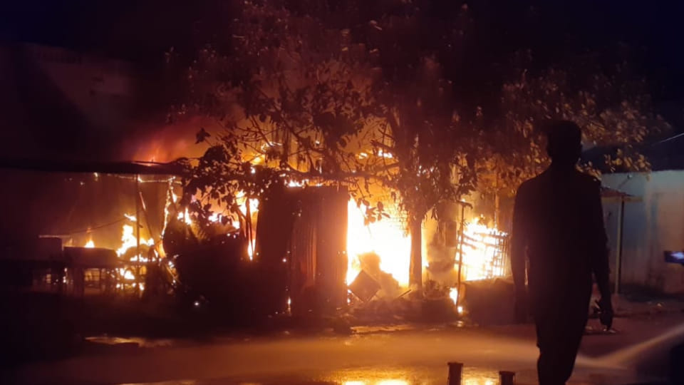 Goods worth lakhs burnt to ashes due to fire in scrap warehouse in Agra