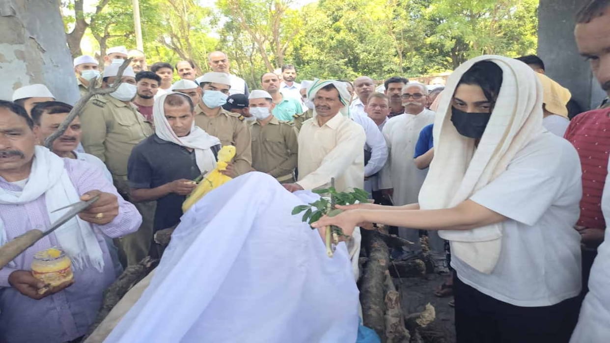 the daughter Reaching from Japan after three days gave mukhagni to her father's funeral pyre, fulfilled her so