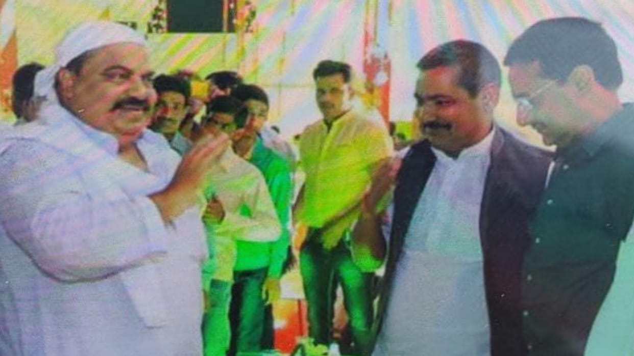 Pic of BJP leaders with Mafia Atiq Ahmed in Sitapur.
