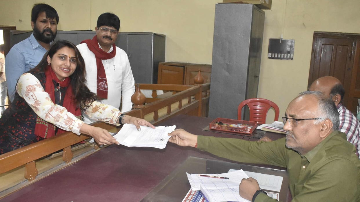 UP Nikay Chunav 2023 Kajal Nishad reached Nishadraj temple to take nomination