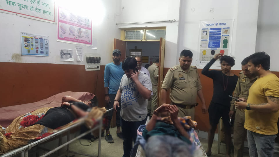 lover couple found soaked in blood in restaurant room In Firozabad their neck and arm veins were found cut