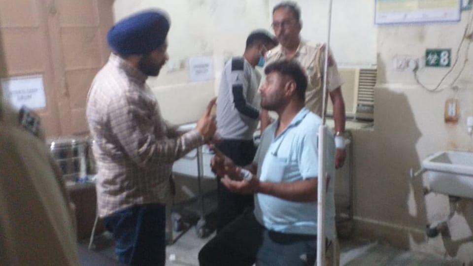 Kapurthala Police reached jewellery shop to catch thieves, shopkeeper broke glasses of shop