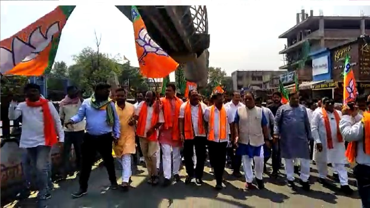 Hate speech case in raipur: BJP surrounded police station and put up Congress poster