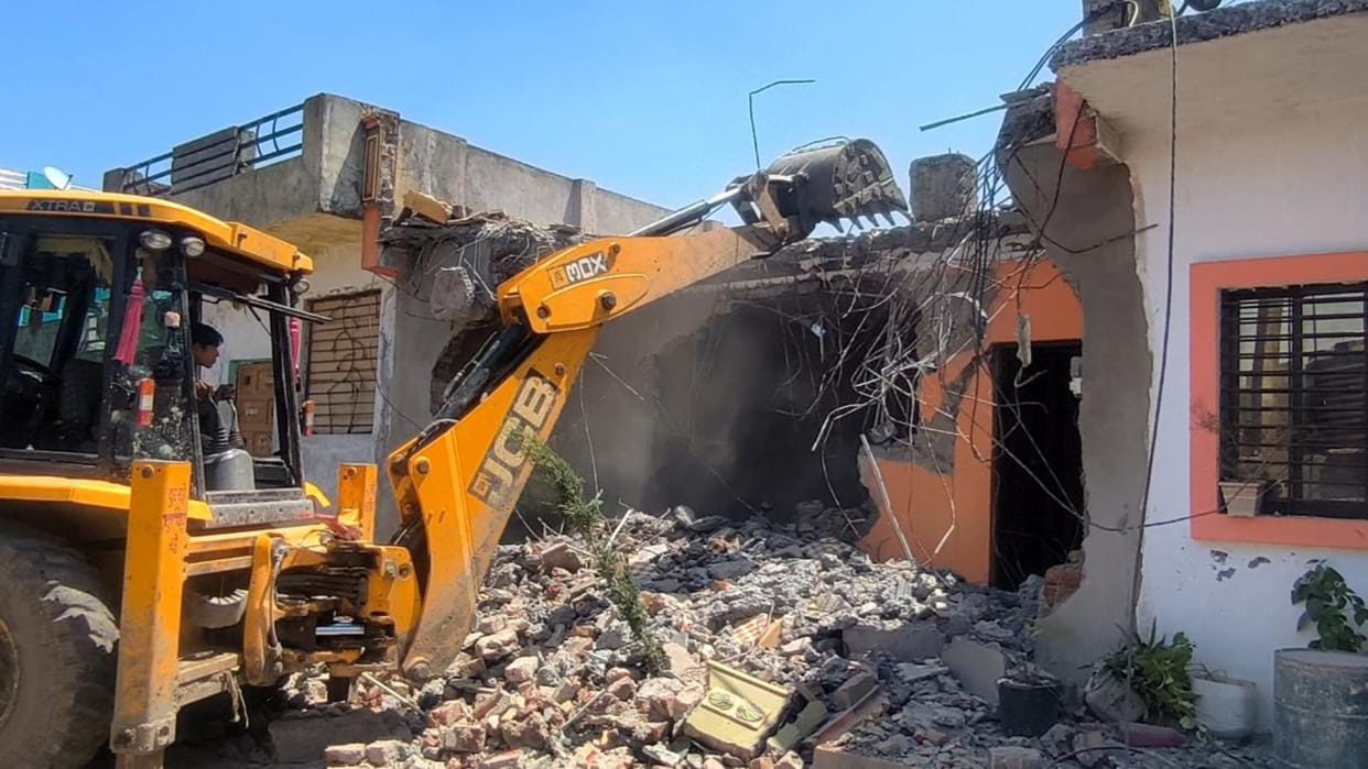 Ratlam: Uncle's bulldozer again, illegal construction of land for murder accused
