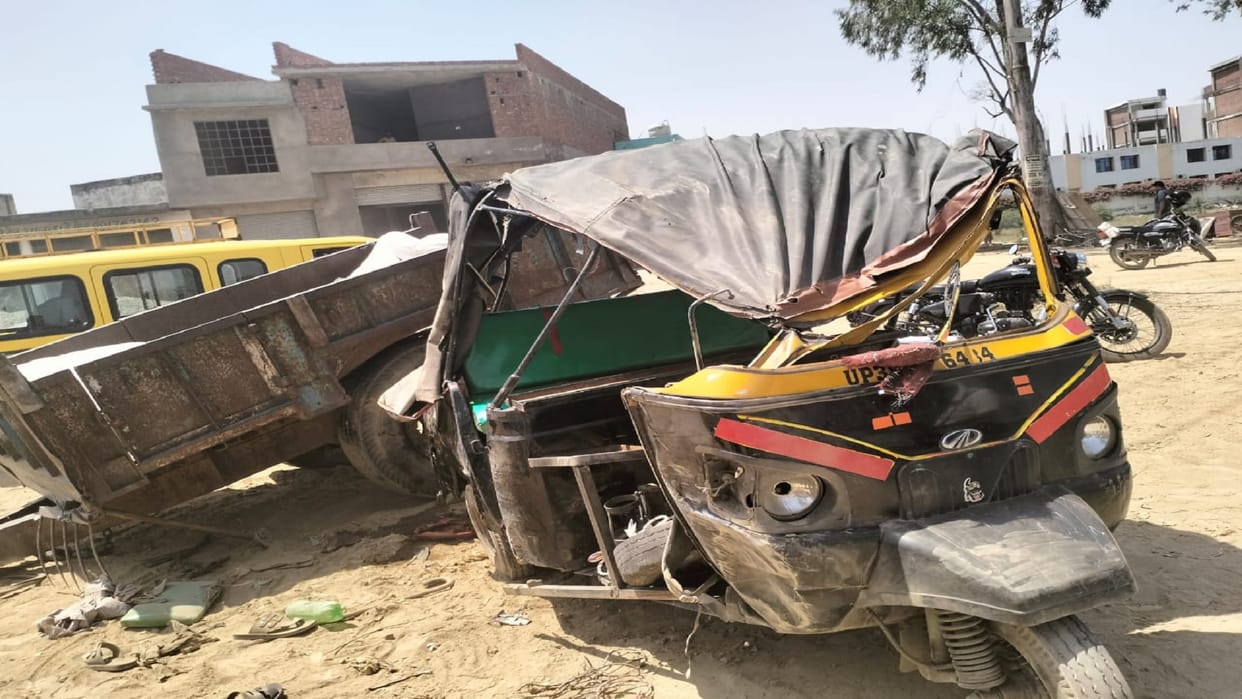Trolley hitch came out in Sambhal, collided with tempo, six including girl child injured