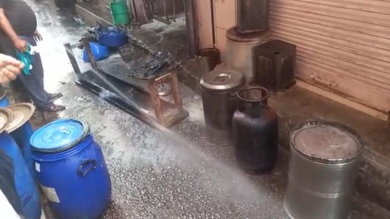 Sawai Madhopur Goods and machines worth thousands of rupees burnt to ashes due to fire Gangapur city shop
