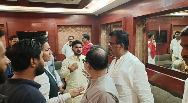 UP Nikay Chunav: Ruckus in SP after councilor ticket distribution in Varanasi, video of squabbling between lea