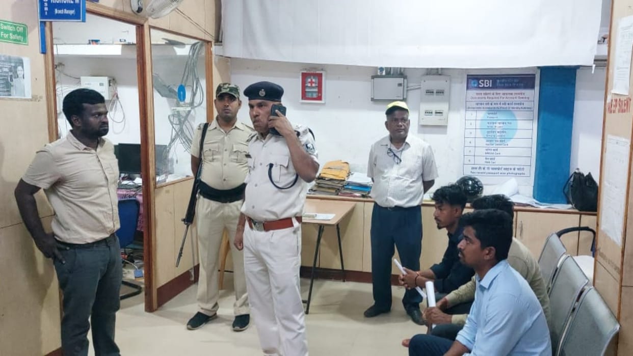 16 lakh gold looted including about 4 lakh cash from SBI branch located in Chakai Block in Jamui
