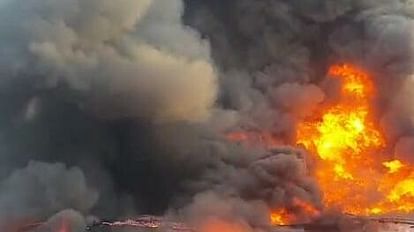पटना में आग : पटना सिटी के मंगल तालाब के पास लगी भीषण आग, आग बुझाने वाले लिफ्टर वाहन
