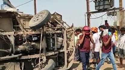 बिहार: आरा में पिकअप और बस की टक्कर में चालक समेत दो दर्जन लोग घायल हो गए