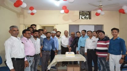 Hathras News: अमर उजाला के 75 वर्ष पूर्ण होने पर मनाया गया जश्न, कटी केक Celebration of 75 years of Amar Ujala cake cut