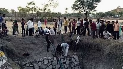 Shivpuri: कुएं में डूबने से दो सगे भाइयों की मौत, छोटे भाई को बैठाकर कुएं पर पानी पीने गए थे दोनों भाई Shivpuri News Two brothers died due to drowning in the well
