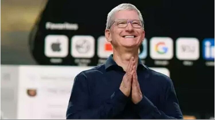 Apple Ceo Tim Cook eat Vada Pav in mumbai with Bollywood Actress Madhuri Dixit