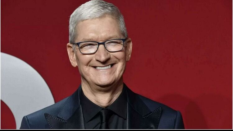 Apple Ceo Tim Cook eat Vada Pav in mumbai with Bollywood Actress Madhuri Dixit