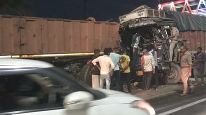 Accident: Heavy collision between trailer and truck on Varanasi-Babatpur forelane, one dead, truck's cabin des