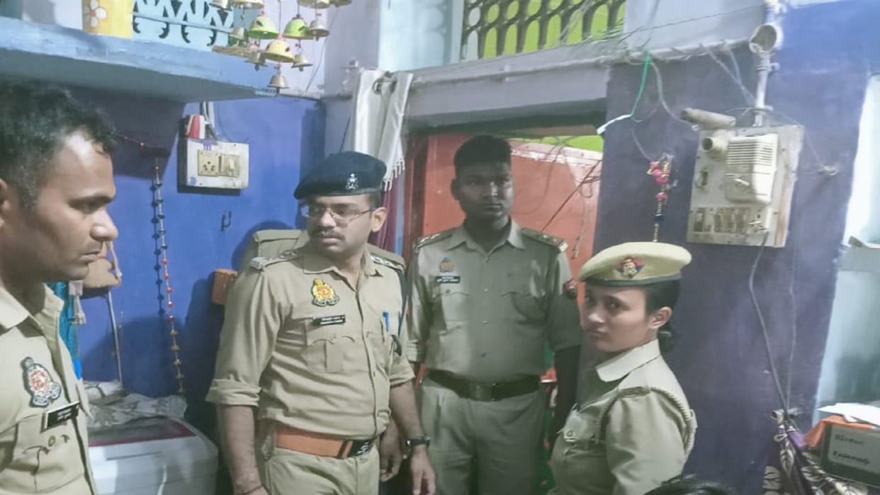 Accountant strangled to death with sharp weapon in Banda body found on bed