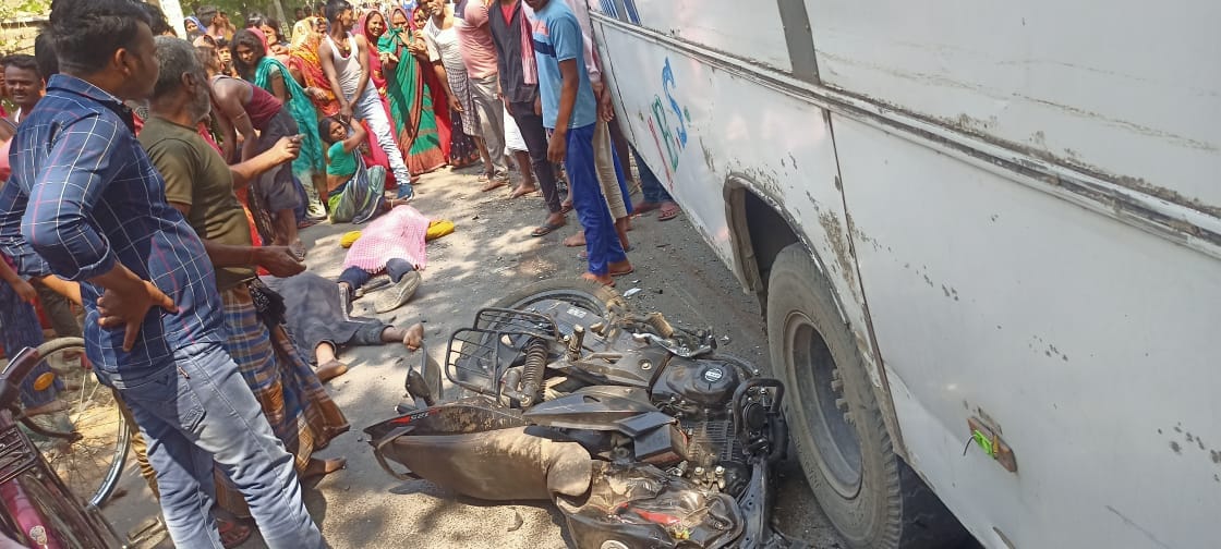 Bihar News: Road accident in Begusarai, speeding bus crushed two youths, both died, protest in protest