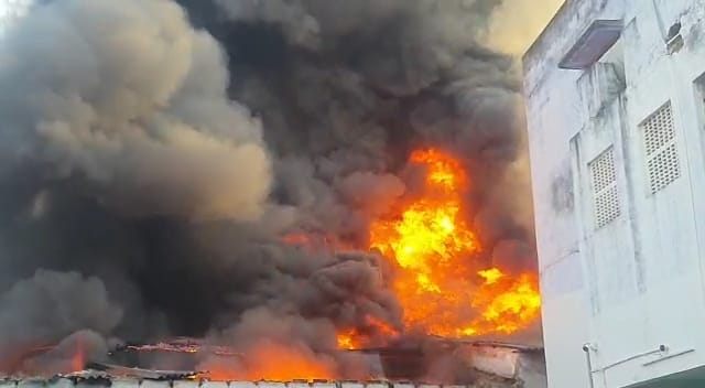 Fire in Patna: Huge fire broke out near Mangal Talab in Patna City, fire fighting lifter vehicles