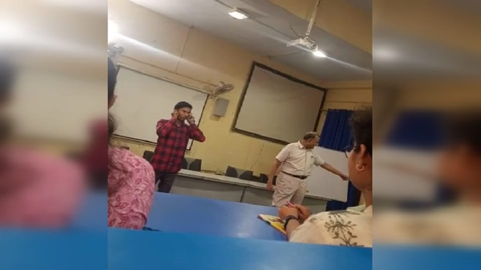 Allahabad University Professor came among the students and apologized, there was a ruckus in the commerce