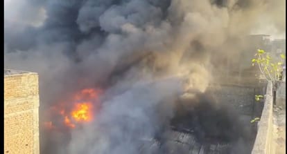 Fire in Patna: Huge fire broke out near Mangal Talab in Patna City, fire fighting lifter vehicles