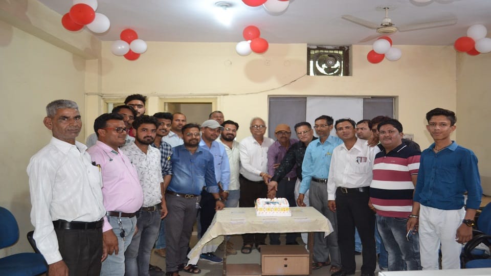 Celebration of 75 years of Amar Ujala cake cut