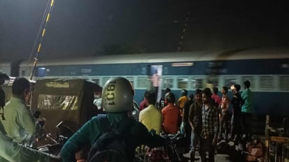 बदल रहा है गोरखपुर: हड़हवा रेलवे क्रॉसिंग पर फोरलेन ओवरब्रिज के प्रस्ताव को मंजूरी, जाम से मिलेगी मुक्ति Proposal for four lane overbridge at Hadhwa railway crossing approved