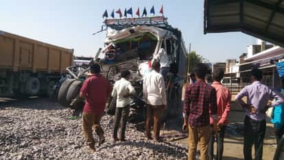 हादसे के बाद फैली पड़ी गिट्टी व मौके पर खड़ा क्षतिग्रस्त डंपर