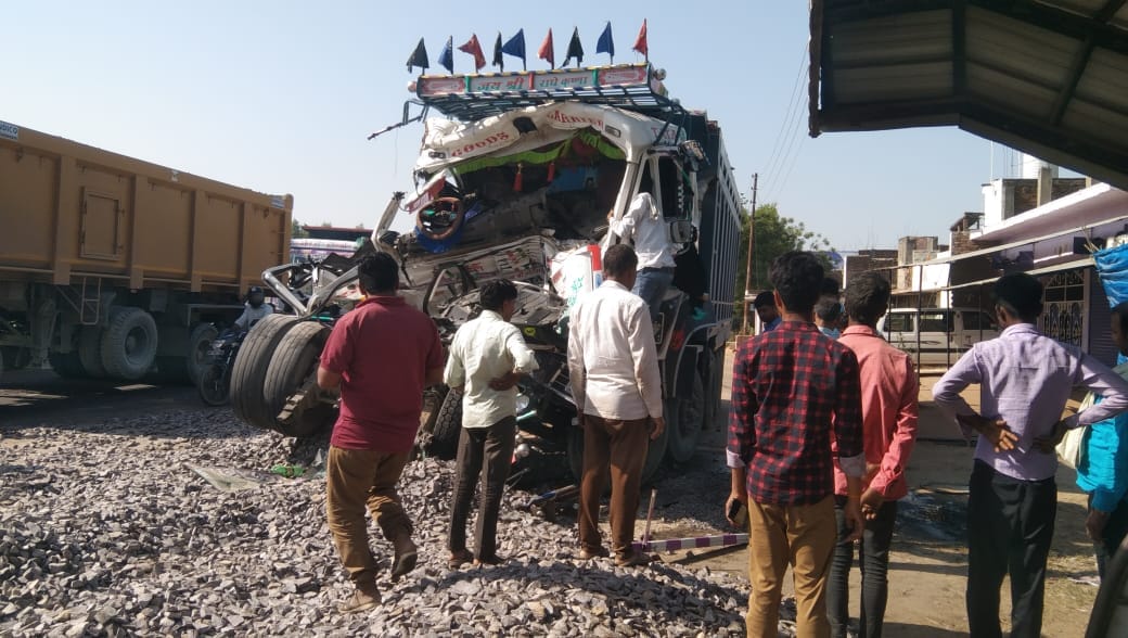 Dumper rammed into ballast loaded truck from behind, drivers body trapped for eight hours, cleaners condition