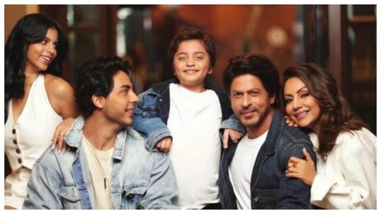Shah Rukh Khan Family Photo with wife Gauri Aryan Abram And Daughter suhana goes viral on social Media