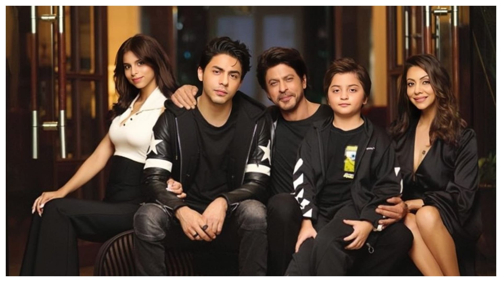 Shah Rukh Khan Family Photo with wife Gauri Aryan Abram And Daughter suhana goes viral on social Media